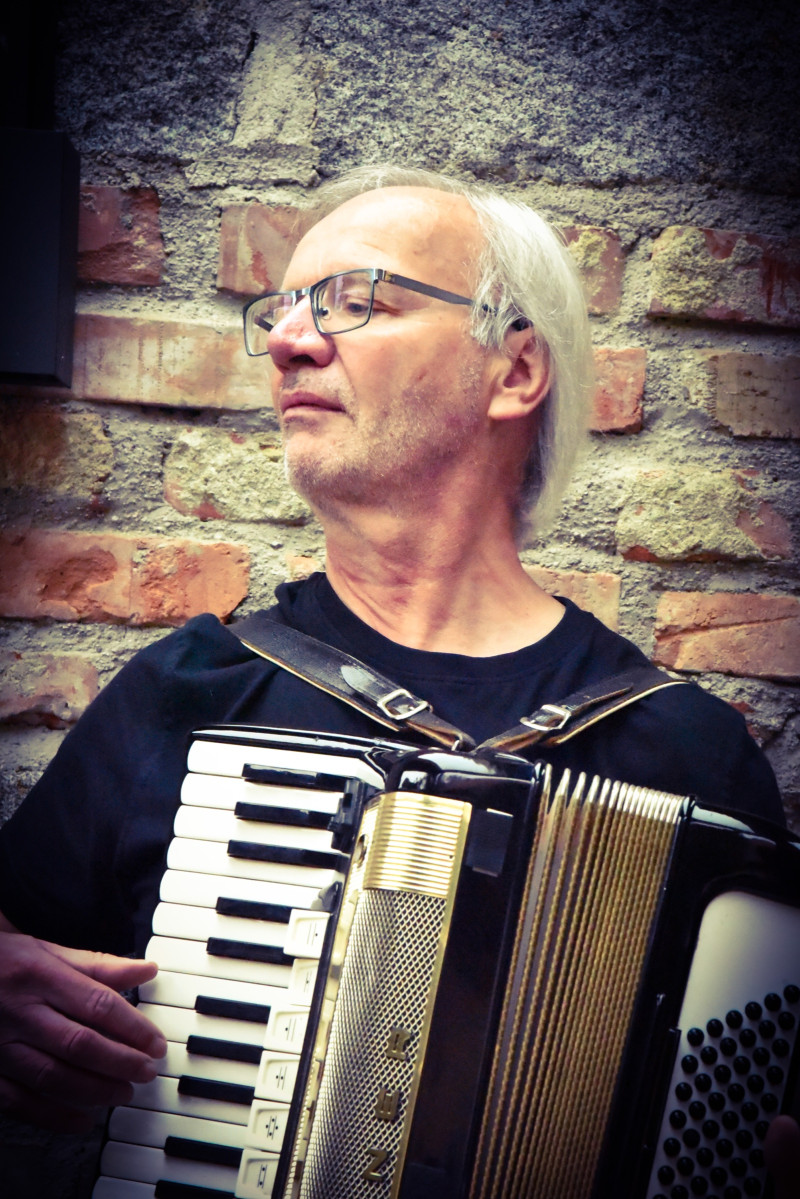 Porträt von Gerhard „Hatti“ Strasser mit Akkordeon