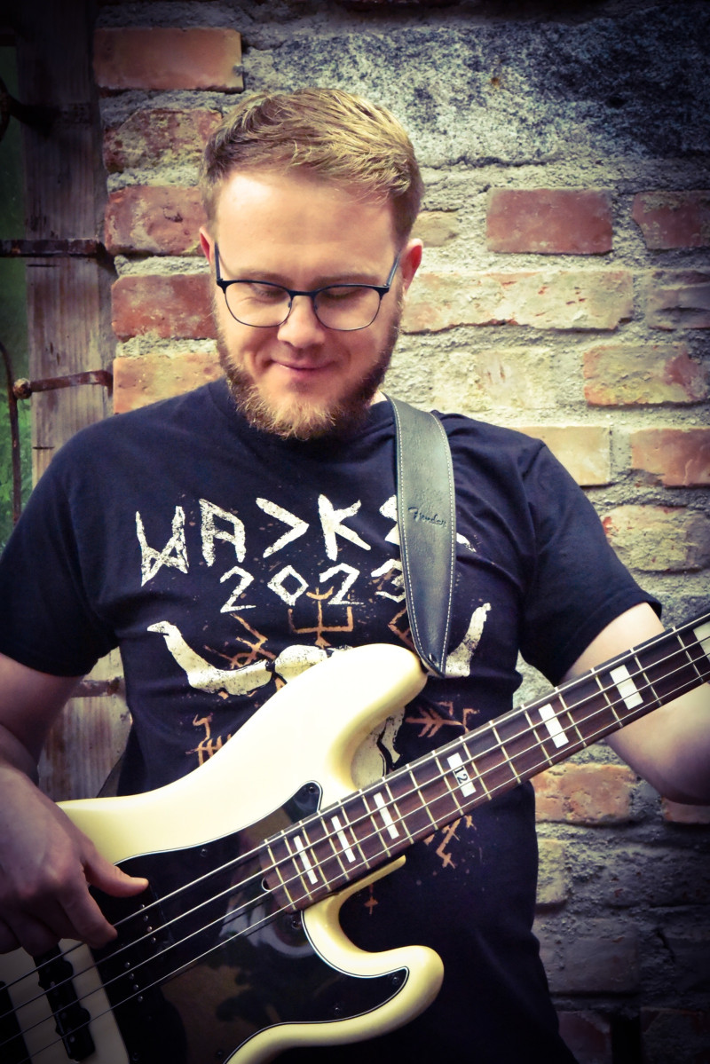 Porträt von Dominik Stockinger mit E-Bass