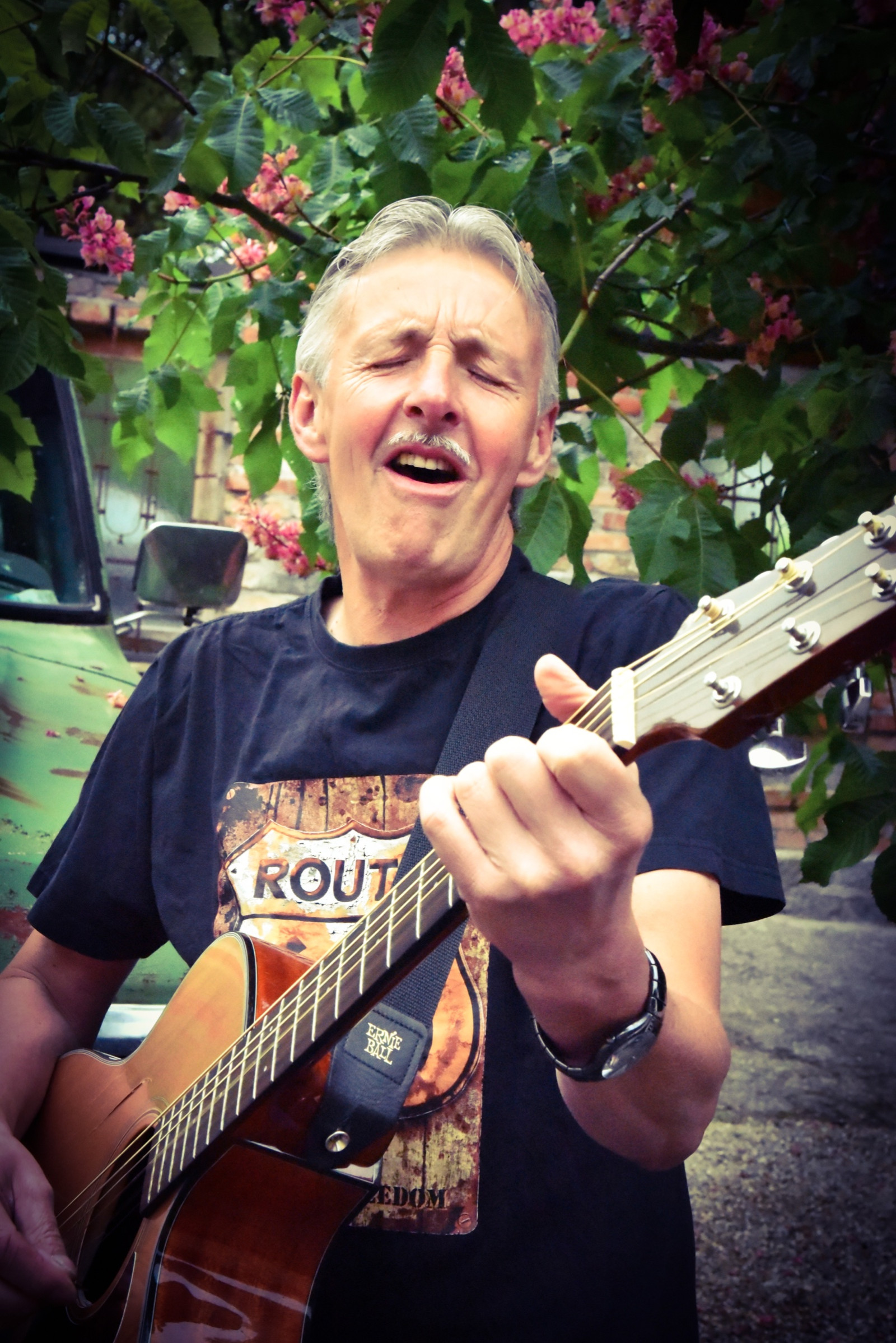 Portr&auml;t von Stefan Gruber mit Akustikgitarre