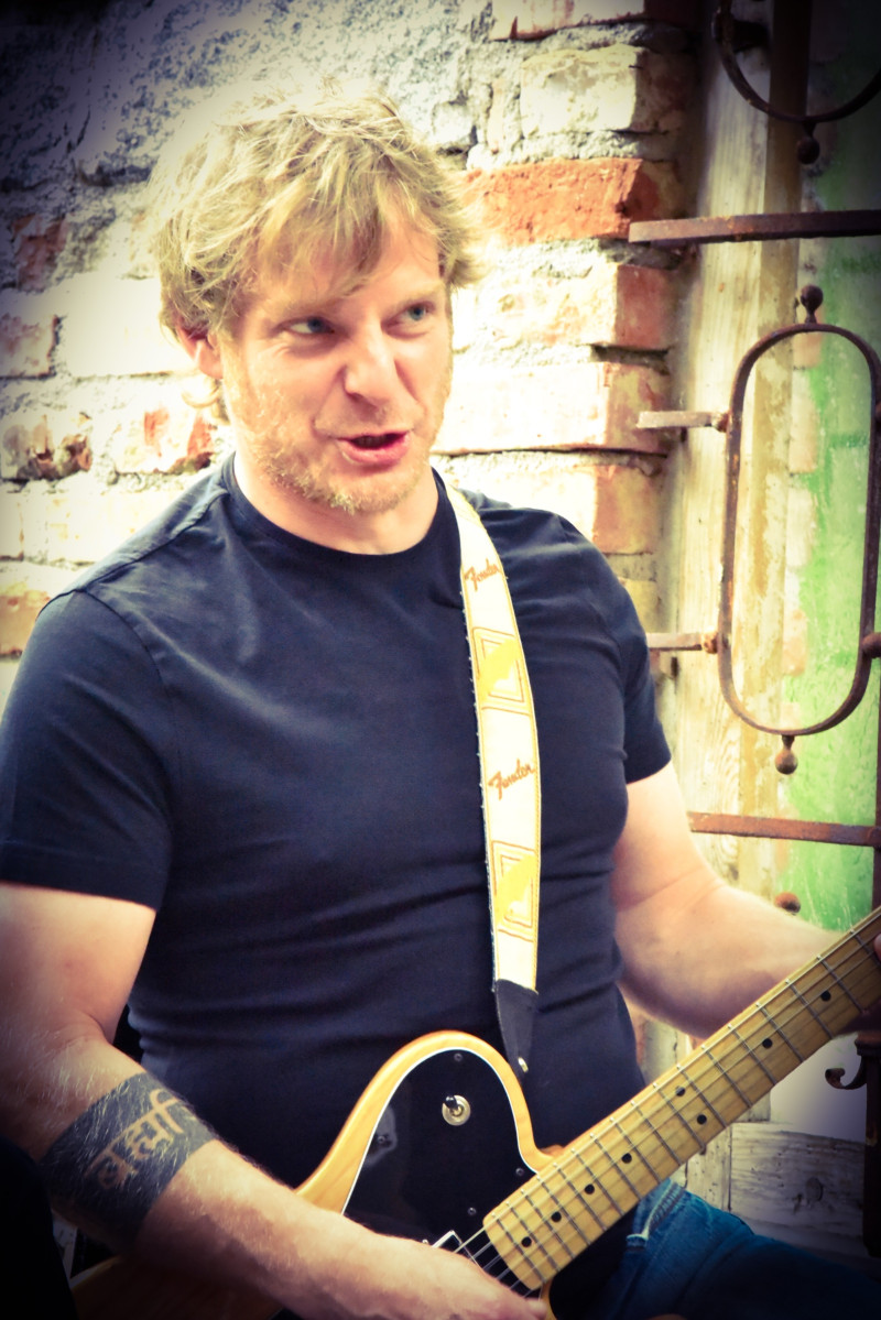Portr&auml;t von Max &bdquo;Maxl&ldquo; Bassani mit E-Gitarre